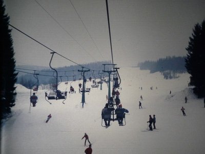 Bergfahrt mit der DSB über der Piste. Die heutige 4KSB verläuft leicht nach links versetzt durch den Wald.