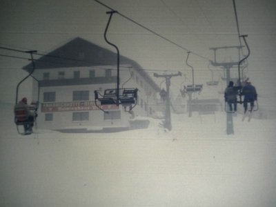 Damals fuhr man noch rechts an der Friedrichhütte vorbei. Ein Bergstationsgebäude steht heute noch.