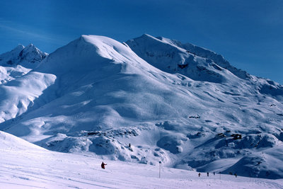 Zürs 1976, im Hintergrund ist die ehem. Trittalpbahn und der ehem. Hexenbodenlift zu erkennen
