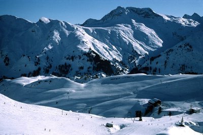 1981: Talstation des Schleppliftes Rotschrofen mit 2-CLF Hasensprung. Weiters sieht man leicht im Hintergrund Doppelmayr-Gittermasten. Es sind die des ehem. Weibermahdliftes.