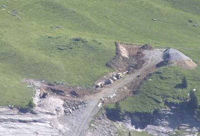 Arbeiten an Piste 25 (Einmündung in den Ziehweg entlang der Flanke)