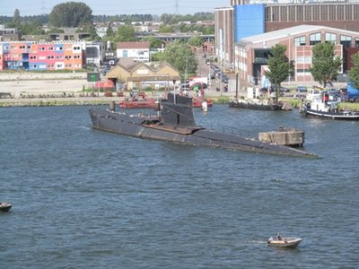 Bei der Ausfahrt aus Amsterdam kommt man am Nordseekanal an einem alten U-Boot vorbei!