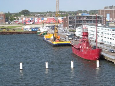 .. an einem alten Feuerschiff und einem Greenpeace-Boot.