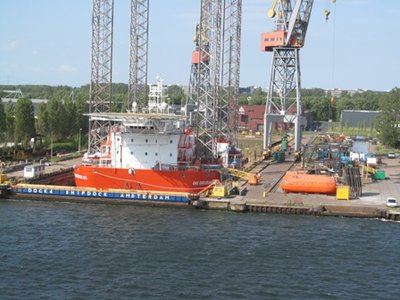 ... und an einer Gasplattform im Trockendock!