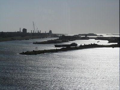 ... um der Deliziosa in die Schleuse zur Nordsee zu helfen, ...