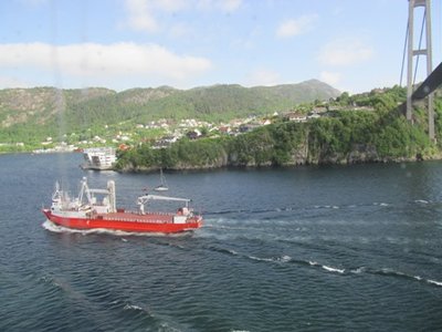 Ein Ölplattformversorgungsschiff kehrt in den Hafen zurück.