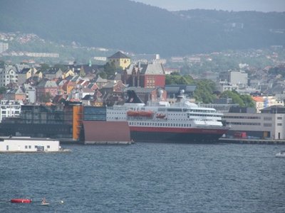 Bergen ist der heimathafen der Hurtigrouten. Dieses Schiff wird sich heute am Weg zur russischen Grenze machen.