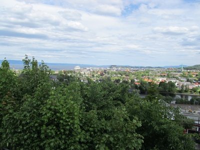 Das Schiff überragt Trondheim