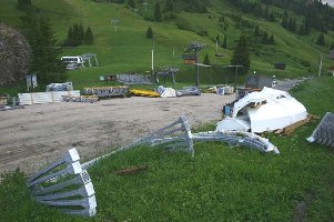 Teile der neuen DSB Cherz II am Passo Campologno zum ersten ...