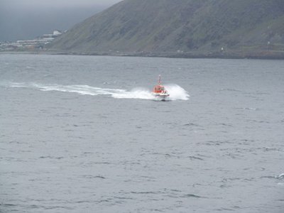 Der Lotse kommt, dem Kapitän den Weg nach Honningsvag zu zeigen