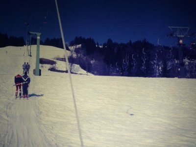 Das hatte ich im Rateforum: Bergfahrt mit dem Kohlmaisschlepplift. (Vorgänger der GUB). Rechts am Rand ist die noch heute stehende 3SB Kohlmais.