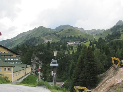 Pistenarbeiten und Bergstation.