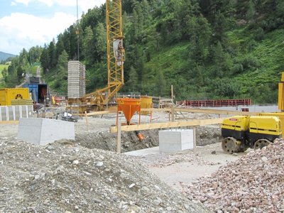 Fertige Betonsockel bei der Talstation.