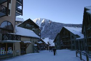Erste Sonnenstrahlen am Gipfel des Signal und 'Hauptstrasse' von OZ - 1 kleiner Supermarket, 1 Bäckerei, 2 Sportgeschäfte, 1 'Tabac' - that's it!