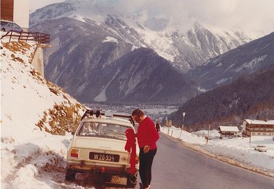 An der Talstation der Ffinkenberger Almbahn I . Papa mit unserem Erbstück vom Grossonkel .Ein 504er.