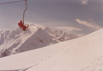 Mariella schwebt mit der Almbahn II auf die Penkentenne zu.