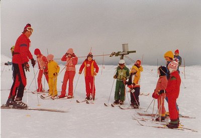 Cousine erika mit Skikurs an der Bergstation des Seillifts mit Gumminoppen Nähe der späteren Bergstation der Nordhangbahn