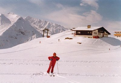 Mariella vor der Penkentenne. Im Hintergrund die Doppelstütze Bergstation Almbahn II