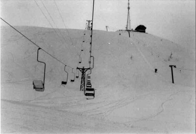 Hier sieht man zwei Gehängeausführungen.Der Lastenkorb mit dem Original, scharf geknickt, in folge läuft ein sanft geschwungenes Gehänge.