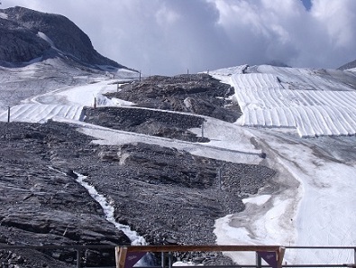 TFH-Hang mit wunderlicher Schneeauflage