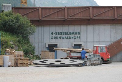 Alte Beschriftung mit Seilscheibe