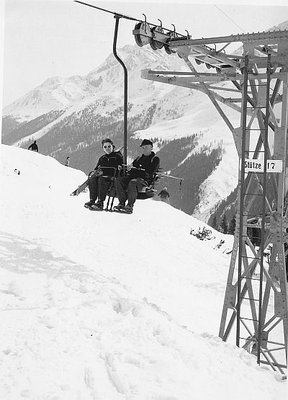 Mutti sitzt in FR rechts am Sessel, Hellmuth Vorrall rechts. DSB SCHINDLERBAHN
