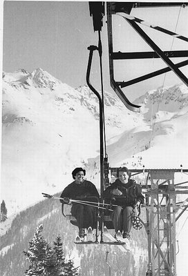 Mutti mit Inge . Mutti links in FR. DSB Walfagehrjoch, S.C.A.KOPF (Kapallbahn ) .