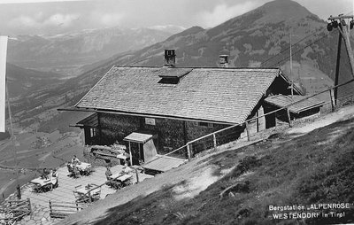 Rechts sichtbar ein Sessellift mit Holzstützen wie in Saalbach. Methode Materialbahnumbau.