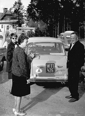 Links Mama Mitte unser Auto , Oma und rechts Opa - mein späterer erster Freund. STS hatten recht.
