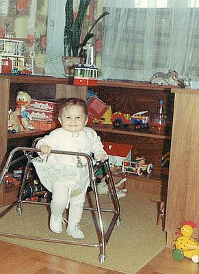 Meine kleine Schwester vor der Seilbahn .