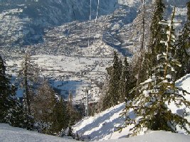 die seilbahn und deren trassee, die talstation, die region, brig und glis.