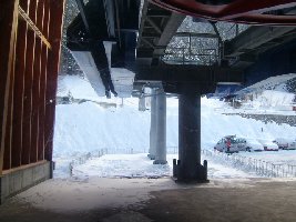 die talstation und der viele schnee davor. ah ja - die parkplätze sind GRATIS!!!