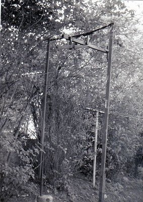 Stütze 3 von der Werkstatt ( Kellerfenster)  aus gesehen