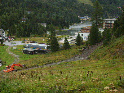 Blick von der Piste zur Kornock Talstation, hin zum neuen Zufahrtsweg