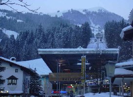 und hier das Gegenstück vom letzten Bild, die Neue Talstation mit Blick zur Hohen Salve-- die Abfahrt iss ca. 7 km lang, und 1230 m H.U.- eine meiner liebsten Abfahrten-- übrigens, die neue Bahn hat nur 11 Stützen- wenn ich da richtig gesehn hab, die alte