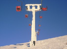 an den Betonmasten vom ältesten Lift in der Schiwelt, bleibt der Schnee besonders gern ... schaut doch geil aus