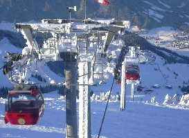 Blick von der Panoramaplattform auf die Strecke der Gondelbahn Hochsöll- Hohe Salve