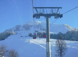 kurz nach der Talstationsausfahrt mit Blick zur Hohen Salve  1829 m