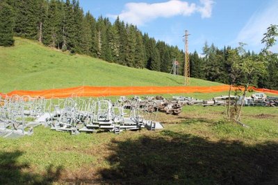 Die alten Stützen lagen auf einer Wiese Richtung Arabba