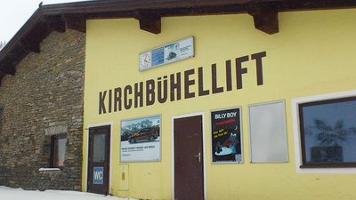 Der Kirchbühel - Schlepplift bietet sich als Anfängerlift für Schischulen und Schulskikurse an. Der nach Westen gerichtete Hang ist durch die geringe Hangneigung eine ideale Skipiste  für Snowboard-Anfänger.  <br /><br />Die Skipiste wird auch mechanisch beschneit.<br /><br />Die Anlage ist am Nachmittag eine halbe Stunde länger in Betrieb um die Gäste auf die Paßhöhe zurückzubringen.<br /><br /> <br /> <br /> <br /><br />Schleppliftanlage<br /><br />System Doppelmayr, Baujahr 1959<br /><br />Seehöhe Talstation: 1.672m<br /><br />Seehöhe Bergstation: 1.747m<br /><br />Länge: 380m<br /><br />Förderleistung: 1.100 Personen / Std.<br /><br />Fahrzeit: 4 Minuten<br /><br />Punkteabnahme: 7<br /><br />Skipisten:  0,5 km, , Höhenunterschied 75m. <br /> <br /> <br /> <br />Tauernlift GmbH, Nr. 31, A-5570 Mauterndorf Tel.Nr.: +43 (0)6456 7226 Fax +43 (0)6456 7226 15 Email: office@tauernlift.at<br /> <br />Der Kirchbühel - Schlepplift bietet sich als Anfängerlift für Schischulen und Schulskikurse an. Der nach Westen gerichtete Hang ist durch die geringe Hangneigung eine ideale Skipiste  für Snowboard-Anfänger.  <br /><br />Die Skipiste wird auch mechanisch beschneit.<br /><br />Die Anlage ist am Nachmittag eine halbe Stunde länger in Betrieb um die Gäste auf die Paßhöhe zurückzubringen.<br /><br /> <br /> <br /> <br /><br />Schleppliftanlage<br /><br />System Doppelmayr, Baujahr 1959<br /><br />Seehöhe Talstation: 1.672m<br /><br />Seehöhe Bergstation: 1.747m<br /><br />Länge: 380m<br /><br />Förderleistung: 1.100 Personen / Std.<br /><br />Fahrzeit: 4 Minuten<br /><br />Punkteabnahme: 7<br /><br />Skipisten:  0,5 km, , Höhenunterschied 75m. <br /> <br /> <br /> <br />Tauernlift GmbH, Nr. 31, A-5570 Mauterndorf Tel.Nr.: +43 (0)6456 7226 Fax +43 (0)6456 7226 15 Email: office@tauernlift.at