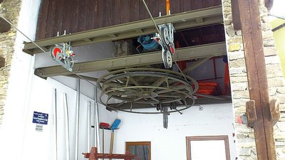 Der Kirchbühel - Schlepplift bietet sich als Anfängerlift für Schischulen und Schulskikurse an. Der nach Westen gerichtete Hang ist durch die geringe Hangneigung eine ideale Skipiste  für Snowboard-Anfänger.  <br /><br />Die Skipiste wird auch mechanisch beschneit.<br /><br />Die Anlage ist am Nachmittag eine halbe Stunde länger in Betrieb um die Gäste auf die Paßhöhe zurückzubringen.<br /><br /> <br /> <br /> <br /><br />Schleppliftanlage<br /><br />System Doppelmayr, Baujahr 1959<br /><br />Seehöhe Talstation: 1.672m<br /><br />Seehöhe Bergstation: 1.747m<br /><br />Länge: 380m<br /><br />Förderleistung: 1.100 Personen / Std.<br /><br />Fahrzeit: 4 Minuten<br /><br />Punkteabnahme: 7<br /><br />Skipisten:  0,5 km, , Höhenunterschied 75m. <br /> <br /> <br /> <br />Tauernlift GmbH, Nr. 31, A-5570 Mauterndorf Tel.Nr.: +43 (0)6456 7226 Fax +43 (0)6456 7226 15 Email: office@tauernlift.at<br /> <br />Der Kirchbühel - Schlepplift bietet sich als Anfängerlift für Schischulen und Schulskikurse an. Der nach Westen gerichtete Hang ist durch die geringe Hangneigung eine ideale Skipiste  für Snowboard-Anfänger.  <br /><br />Die Skipiste wird auch mechanisch beschneit.<br /><br />Die Anlage ist am Nachmittag eine halbe Stunde länger in Betrieb um die Gäste auf die Paßhöhe zurückzubringen.<br /><br /> <br /> <br /> <br /><br />Schleppliftanlage<br /><br />System Doppelmayr, Baujahr 1959<br /><br />Seehöhe Talstation: 1.672m<br /><br />Seehöhe Bergstation: 1.747m<br /><br />Länge: 380m<br /><br />Förderleistung: 1.100 Personen / Std.<br /><br />Fahrzeit: 4 Minuten<br /><br />Punkteabnahme: 7<br /><br />Skipisten:  0,5 km, , Höhenunterschied 75m. <br /> <br /> <br /> <br />Tauernlift GmbH, Nr. 31, A-5570 Mauterndorf Tel.Nr.: +43 (0)6456 7226 Fax +43 (0)6456 7226 15 Email: office@tauernlift.at