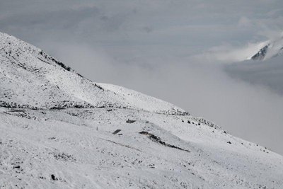 verschneites Rückhaltebecken