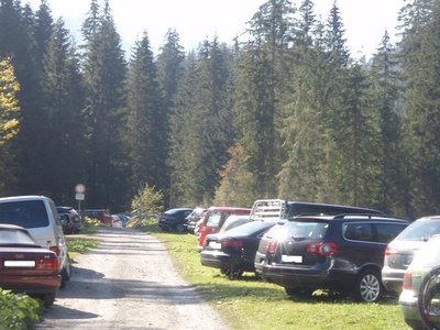 Hier sind keine offiziellen Parkplätze zu sehen - die offiziellen 1000 Parkmöglichkeiten am Ifen sind zu diesem Zeitpunkt restlos voll...ausgewichen wird auf umliegende Waldwege/Privatgrundstücke