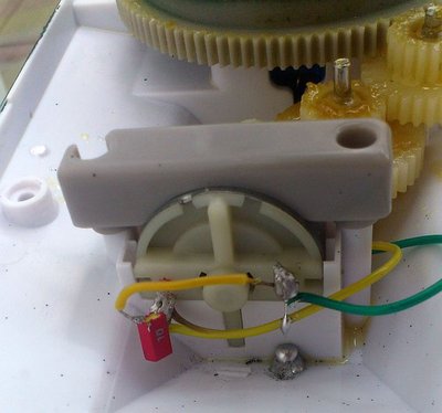 Links der Steuerungsschutzkondensator 10Nanoferat.