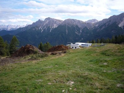 die Verbindungspiste vom Plateau zur Talabfahrt wird auch etwas breiter