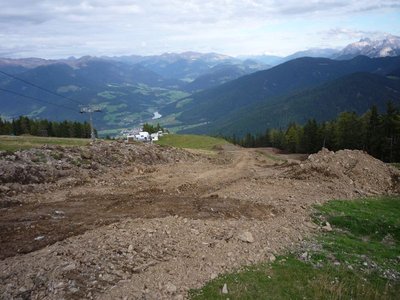 neben der Half-Pipe fangen die Erdarbeiten für die neue Lorenzi-Piste an