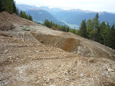 grosses Loch: Felsbroken oder Vorbereitung für Versorgunsschacht?