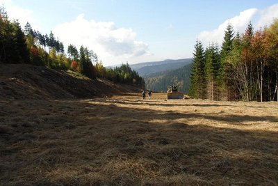 gleicher Standort; Blick bergab; bis zur Raupe ist die Piste fertig
