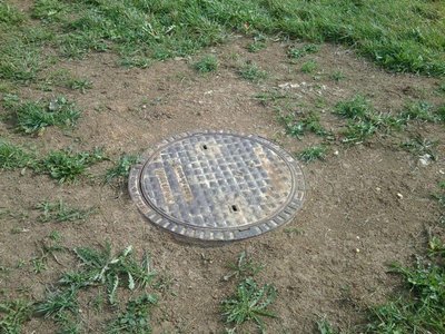 Erster Schachtdeckel...