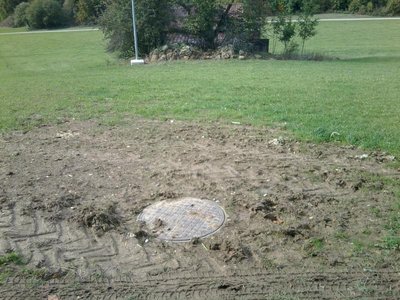 ...bevor ein weiterer Schacht-Deckel kommt, wo der Kanal endet